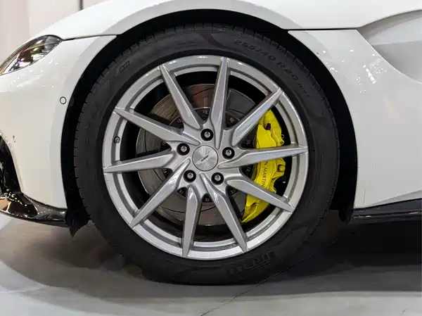 Aston Martin V8 Vantage 2019