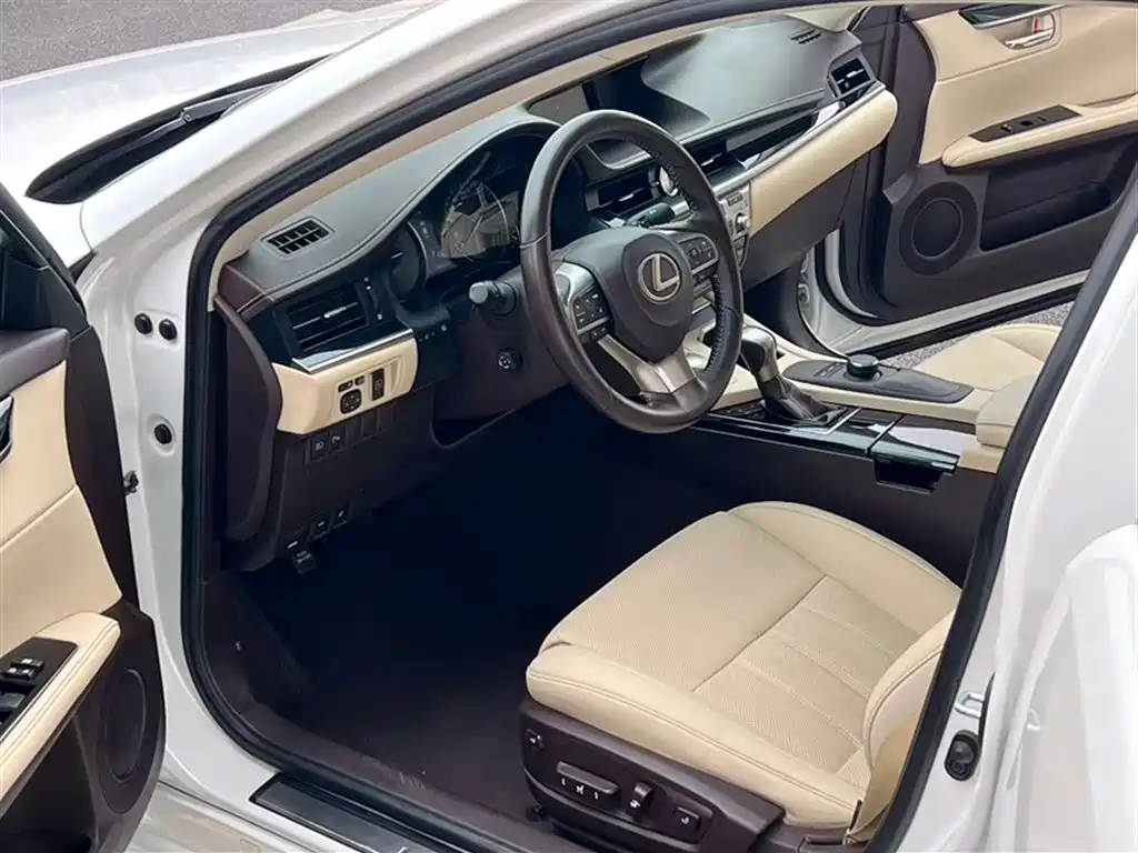 Lexus ES 2018 — фото 14