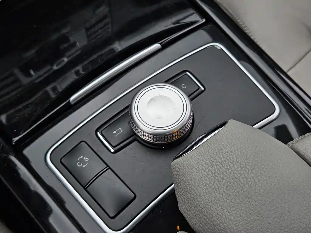 Mercedes-Benz E-Class 2010 — фото 25