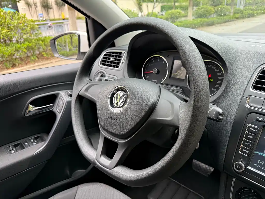 Volkswagen Polo 2015 — фото 14