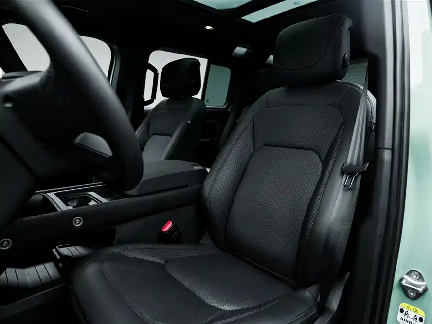Land Rover Defender 2023 — фото 12
