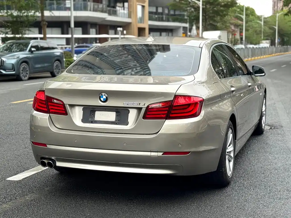 BMW 5 Series 2011 — фото 18