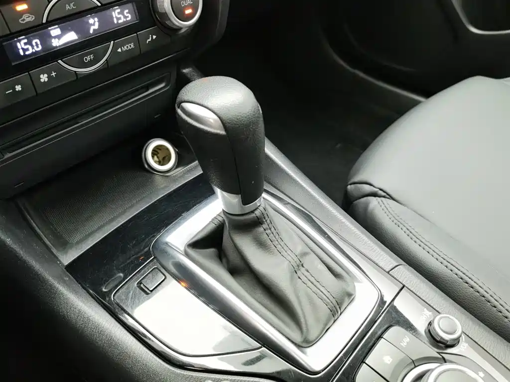 Mazda 3 Axela 2016 — фото 13