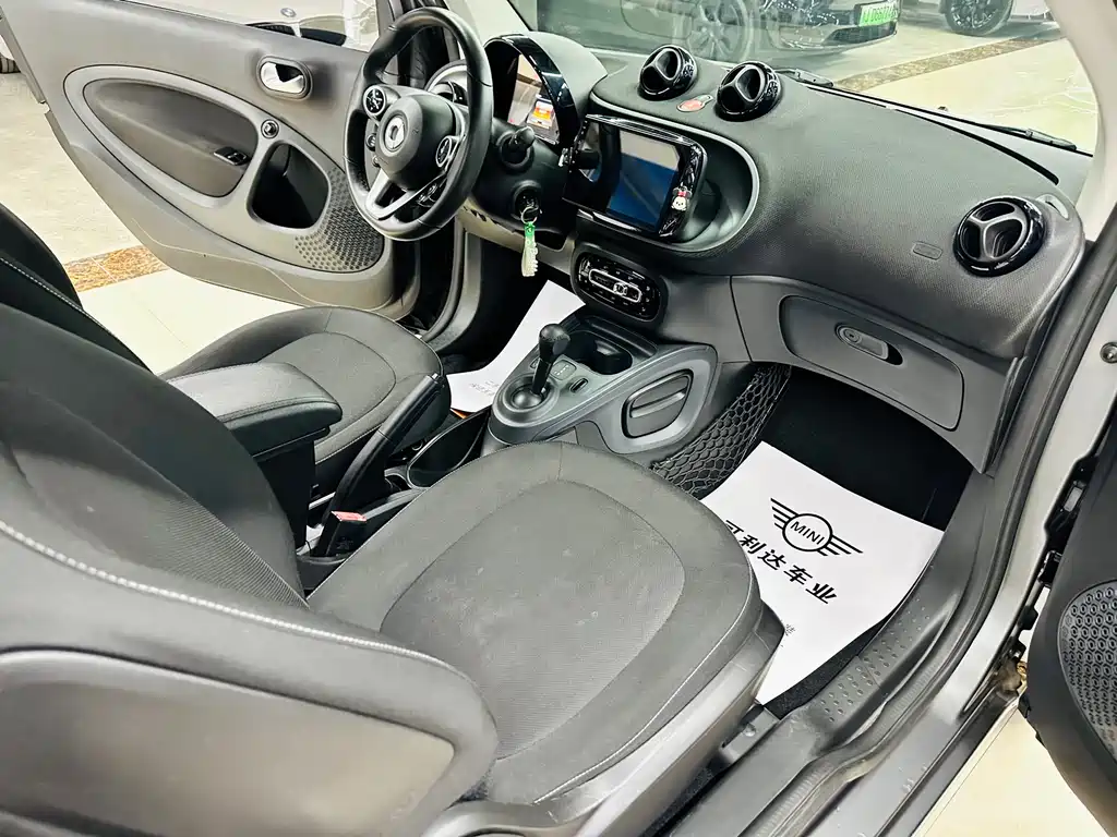 smart Fortwo 2018 — фото 18