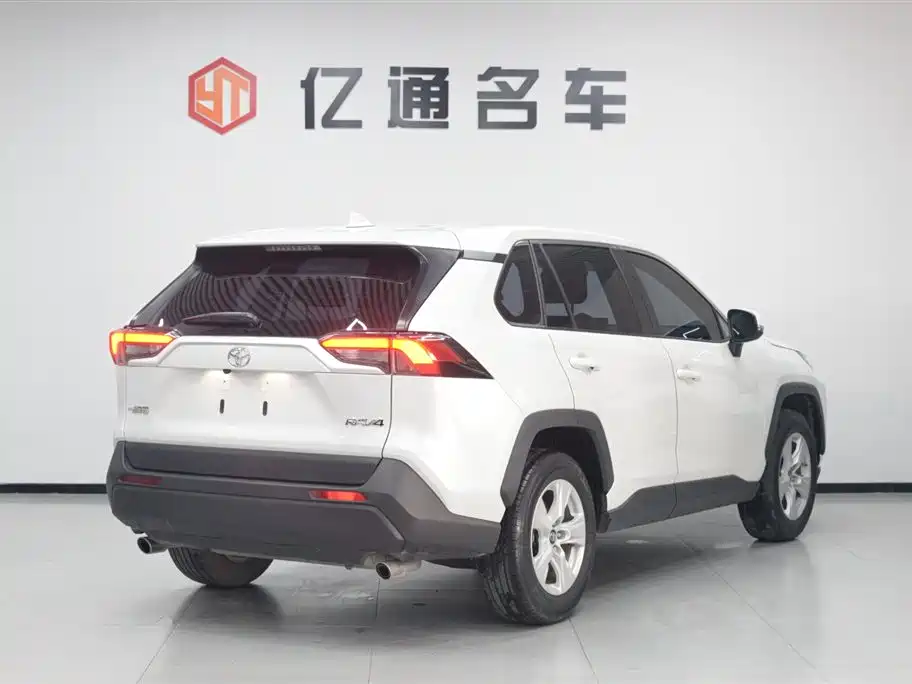 Toyota RAV4 2022 — фото 19
