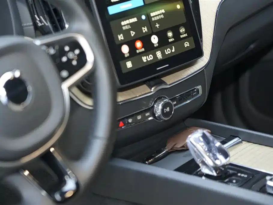 Volvo XC60 2025 — фото 19