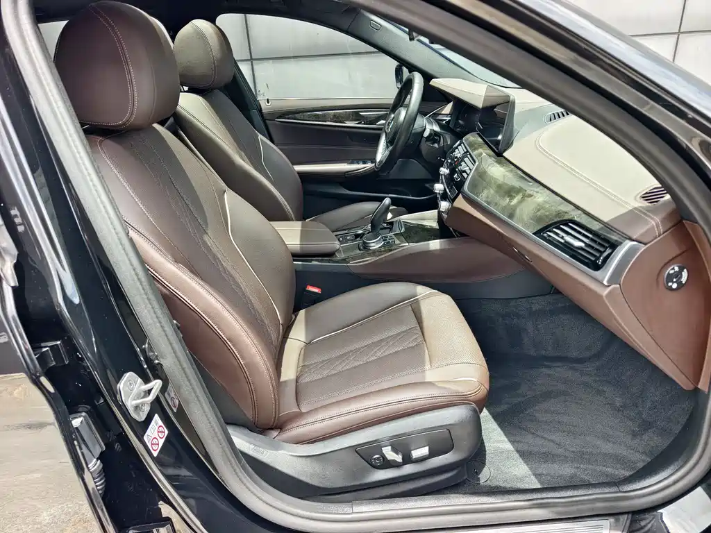 BMW 5 Series 2021 — фото 11