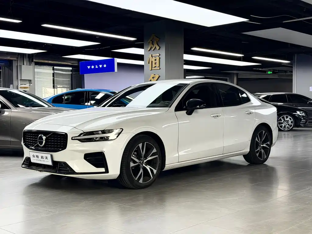 Volvo S60 2023 — фото 1