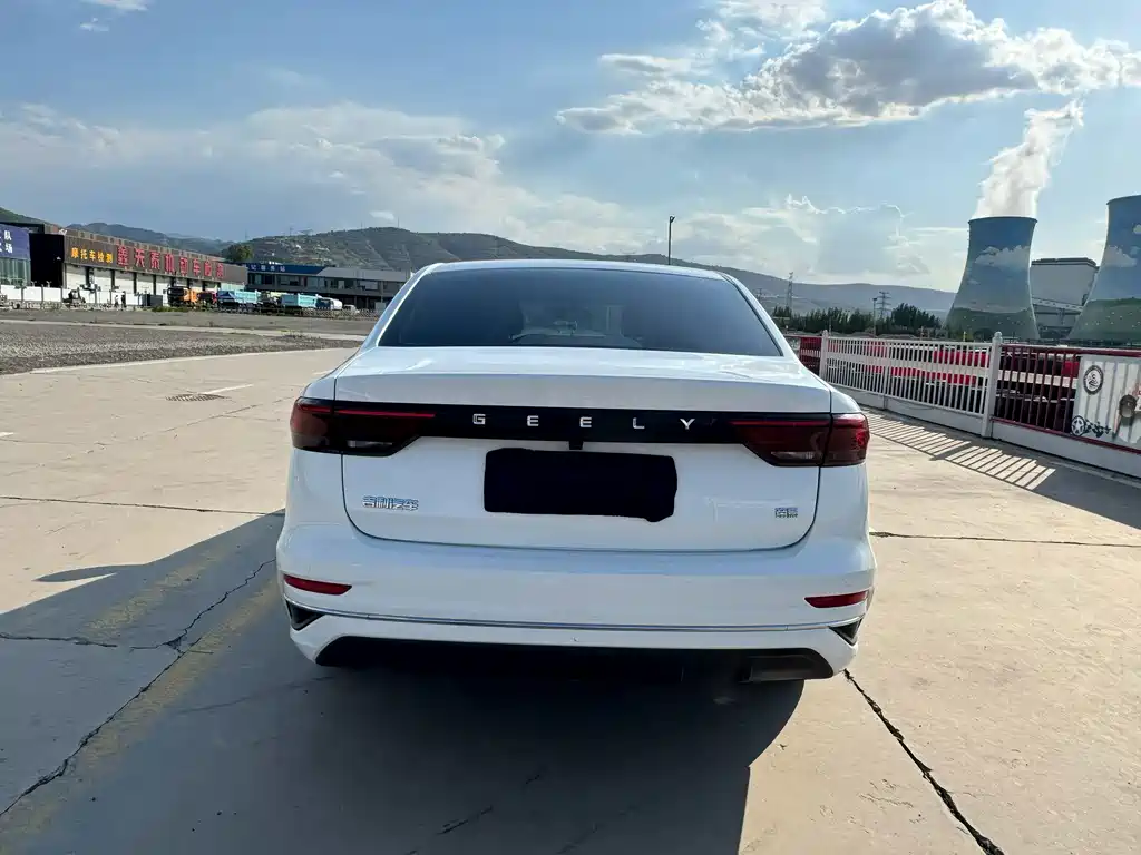 Geely Emgrand 2023
