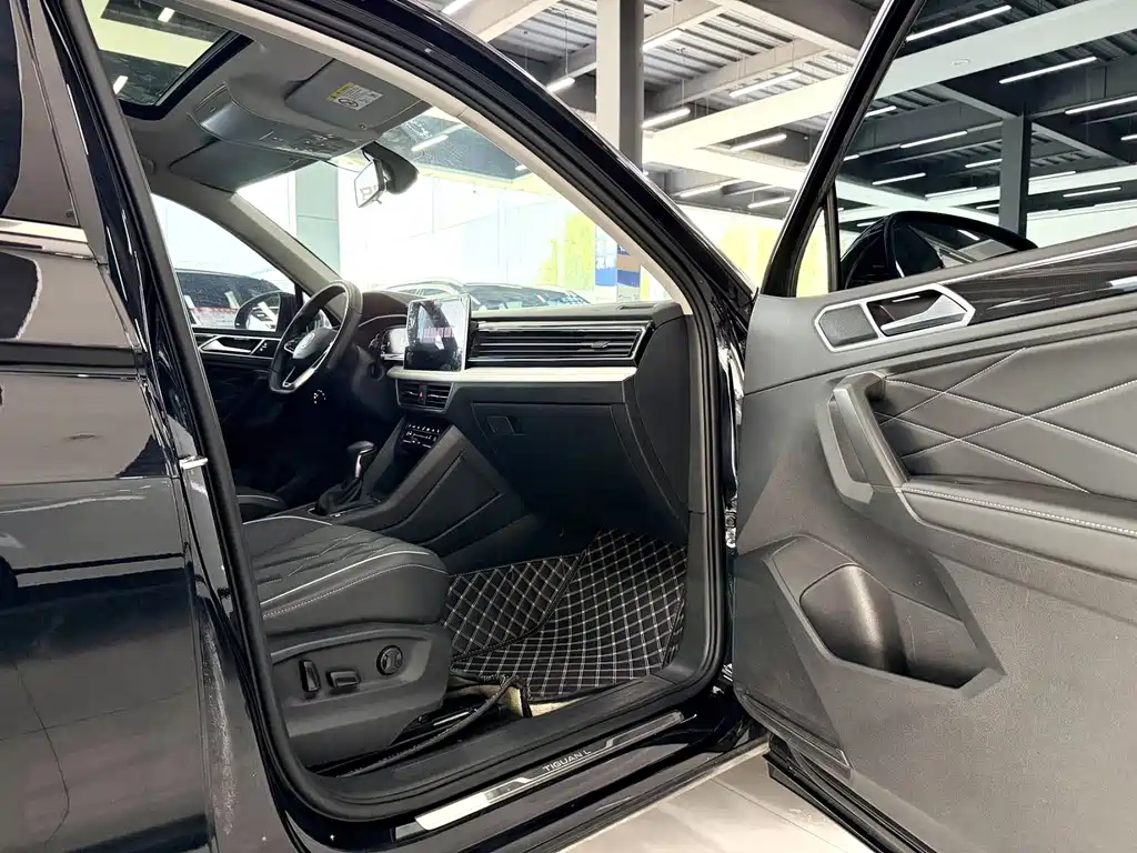 Volkswagen Tiguan L 2023 — фото 9