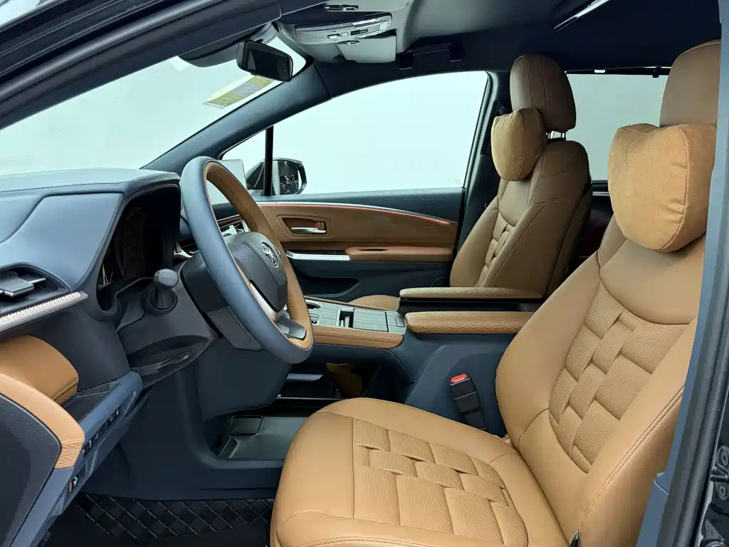 Toyota Granvia — фото 14