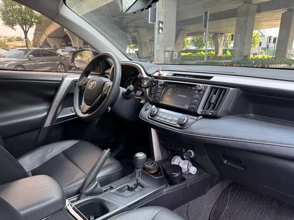 Toyota RAV4 2019 — фото 14