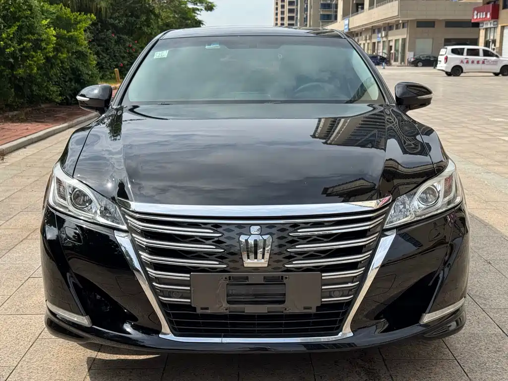Toyota Crown 2018 — фото 1