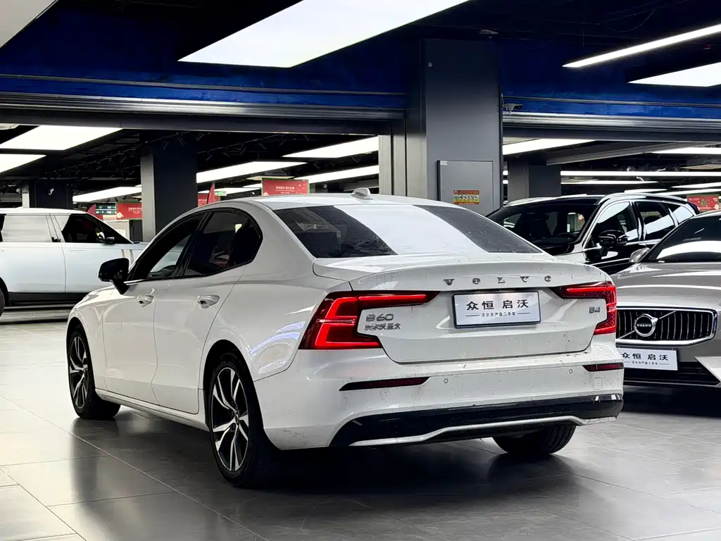 Volvo S60 2023 — фото 4