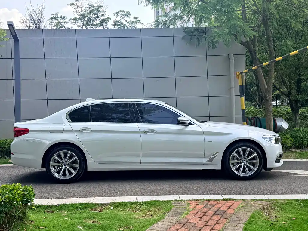 BMW 5 Series 2019 — фото 7