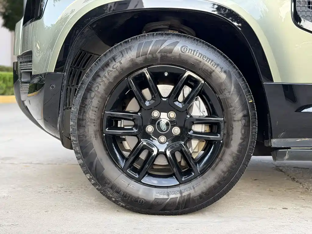 Land Rover Defender 2021 — фото 17