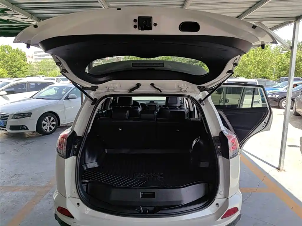Toyota RAV4 2017 — фото 19