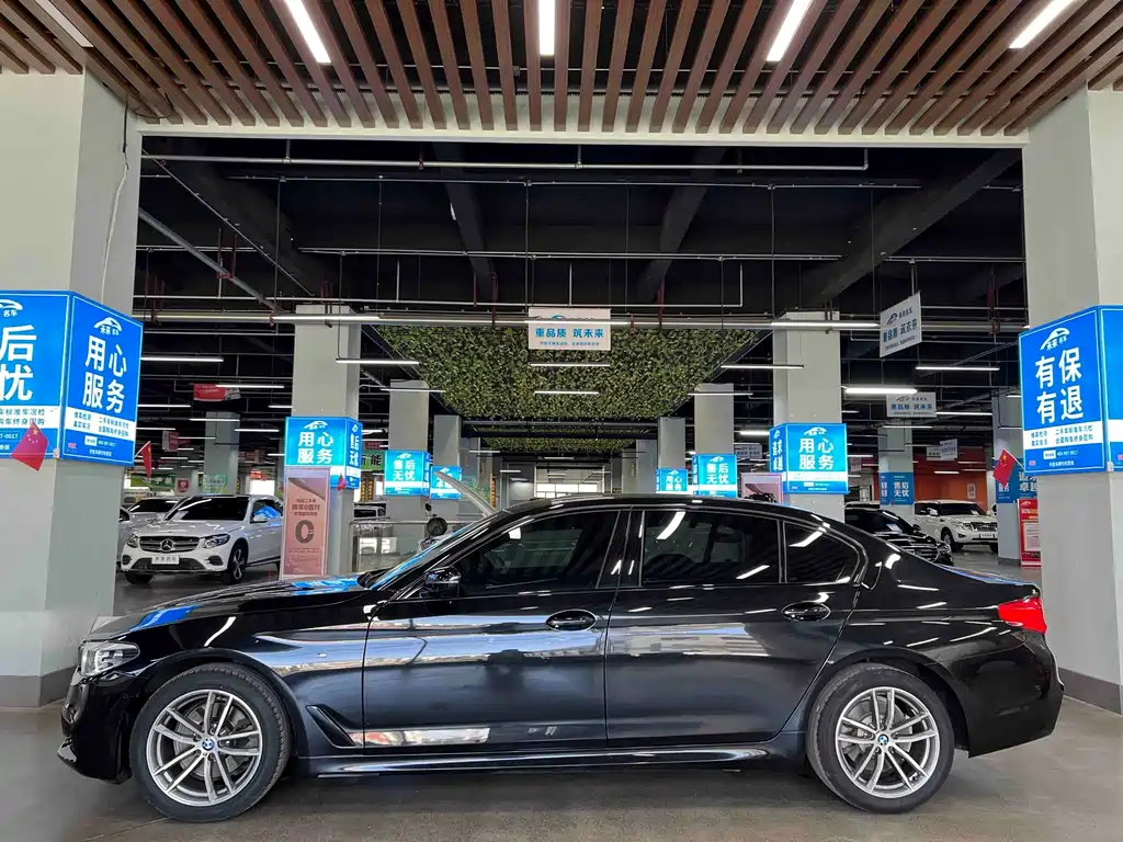 BMW 5 Series 2019 — фото 18