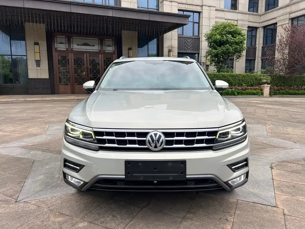 Volkswagen Tiguan L 2018 — фото 1