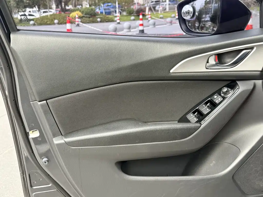 Mazda 3 Axela 2018 — фото 23