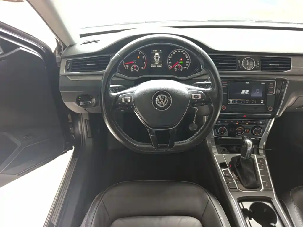 Volkswagen Passat 2017 — фото 11