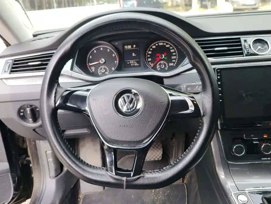 Volkswagen Passat 2017 — фото 15