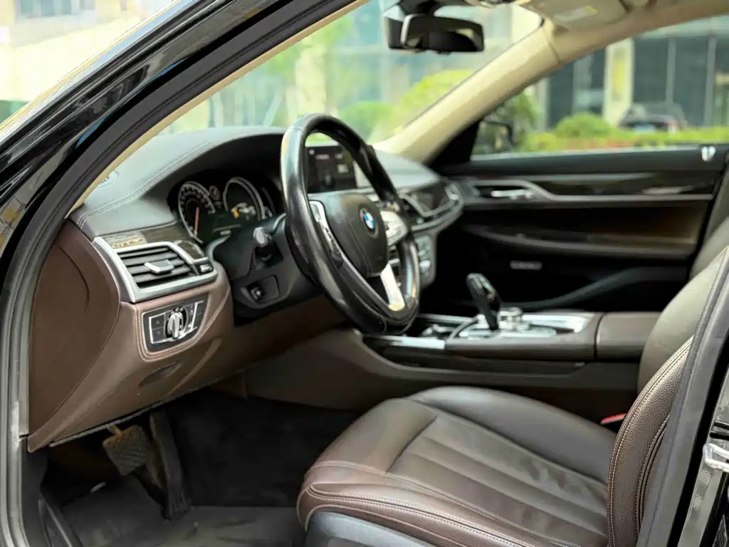 BMW 7 Series 2017 — фото 12