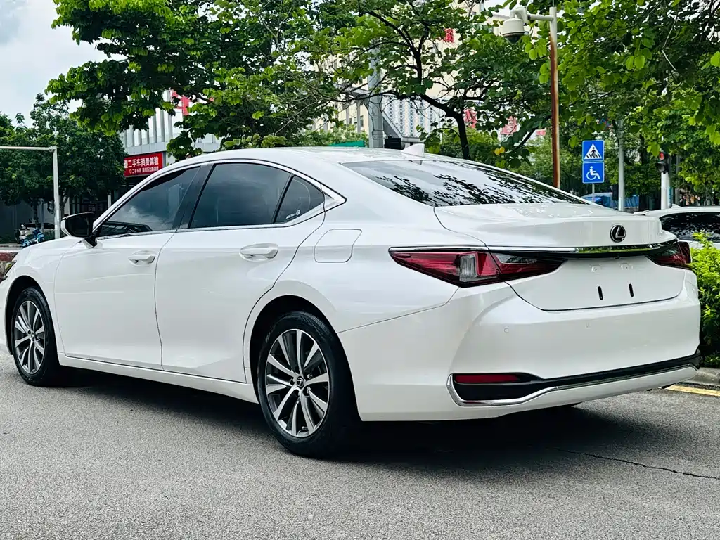 Lexus ES 2021