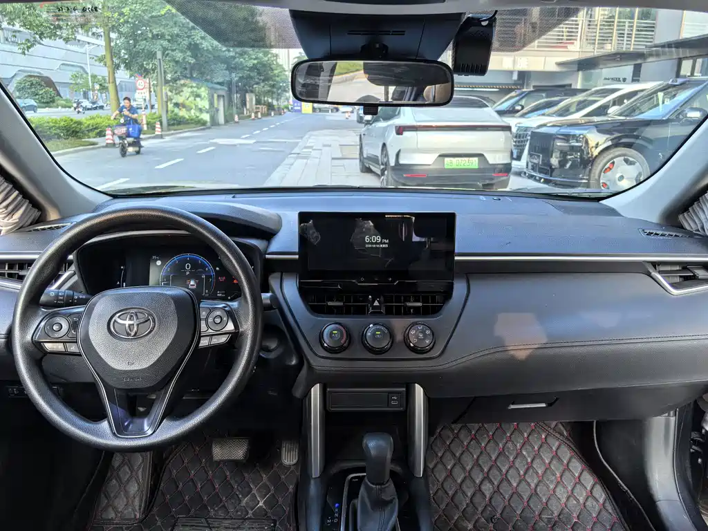 Toyota Corolla Cross 2023 — фото 11