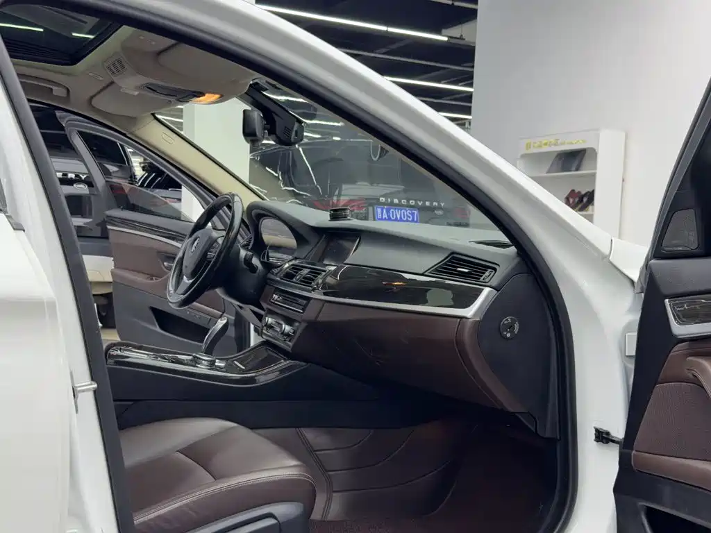 BMW 5 Series 2017 — фото 10