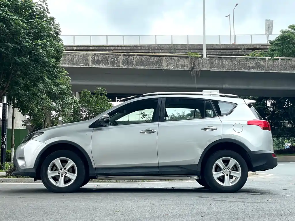 Toyota RAV4 2014 — фото 3