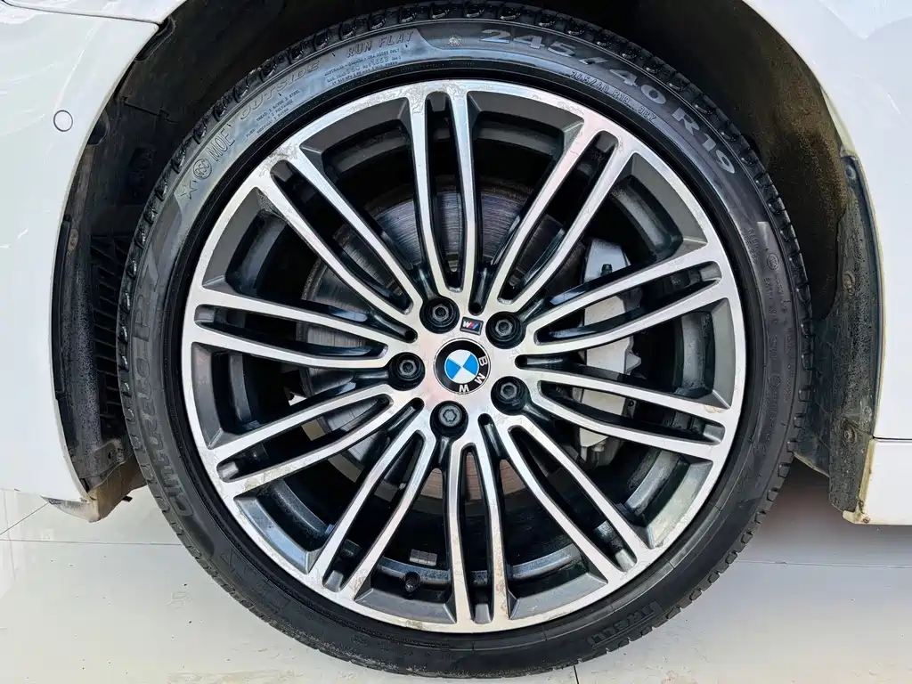 BMW 5 Series 2018 — фото 16