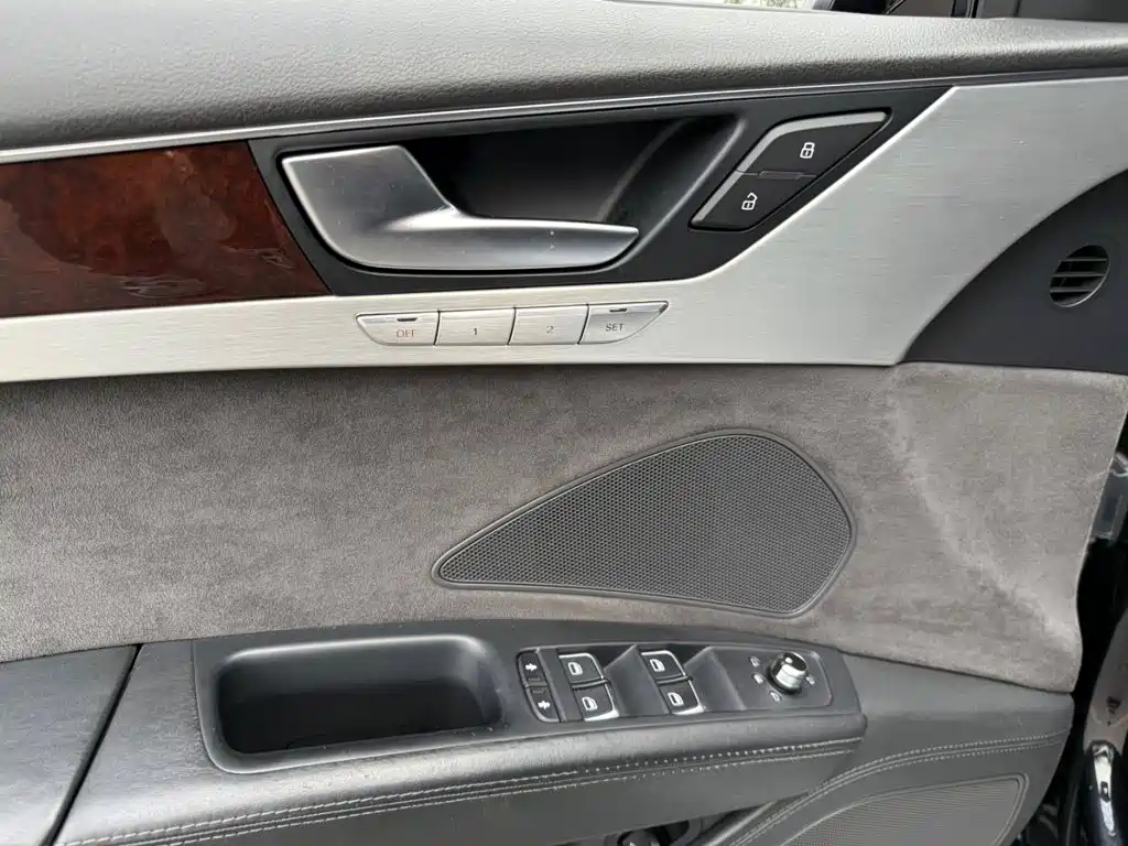 Audi A8 2011 — фото 11