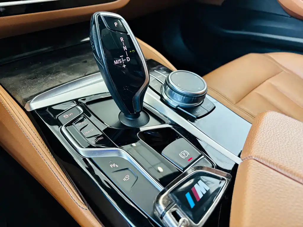 BMW 5 Series 2018 — фото 21