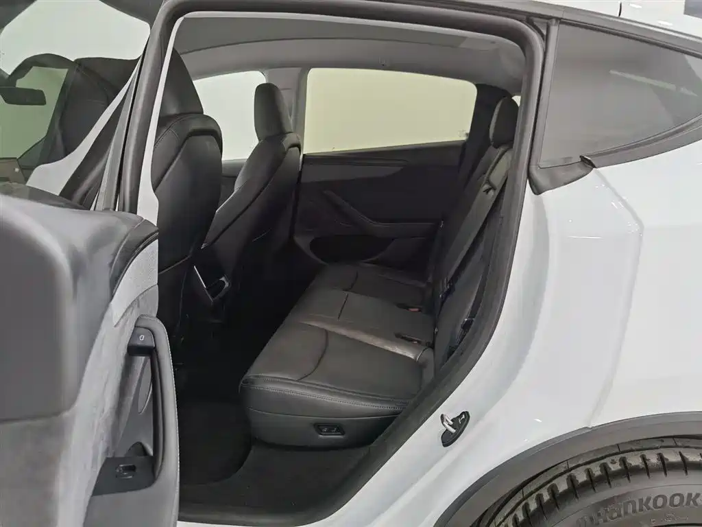 Tesla Model Y 2025 — фото 15