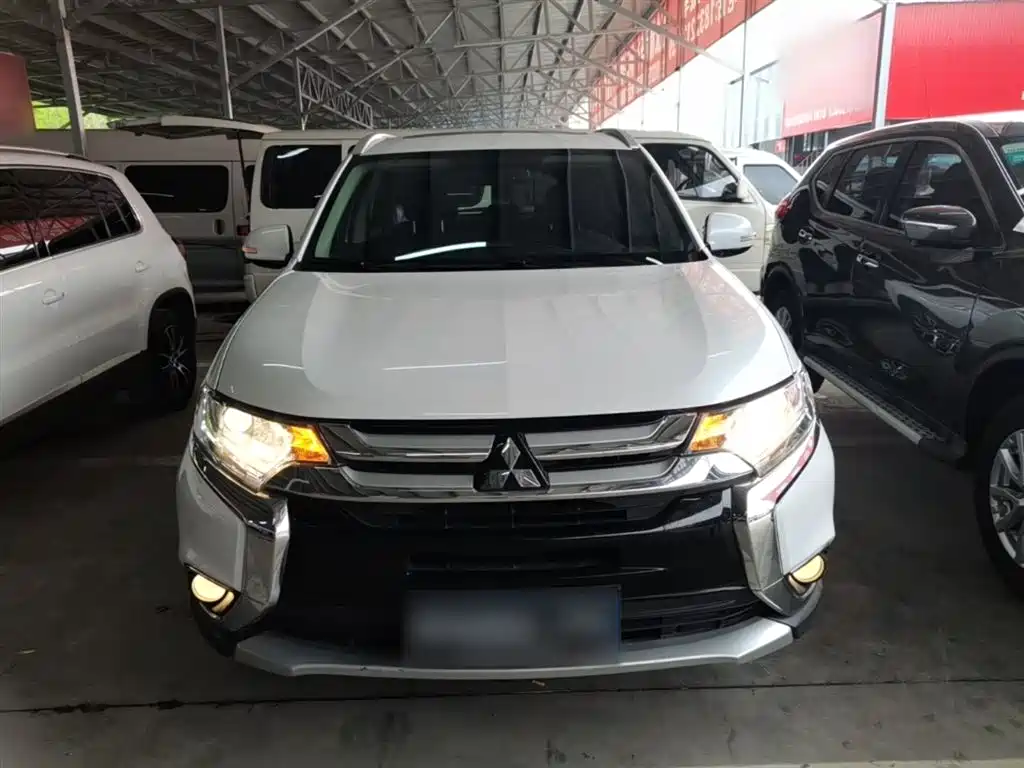 Mitsubishi Outlander 2018 — фото 3