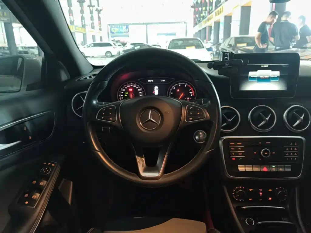 Mercedes-Benz A-Class 2017 — фото 11