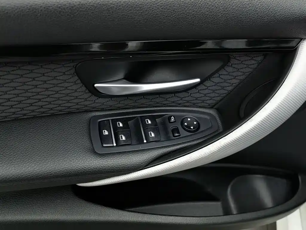 BMW 3 Series 2017 — фото 9