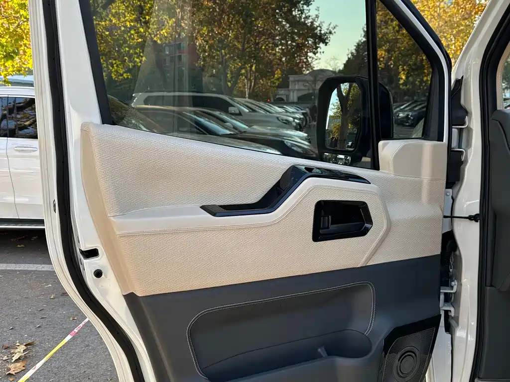 Toyota Hiace 2023 — фото 8