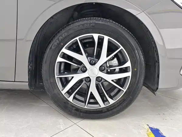 Geely Emgrand 2022