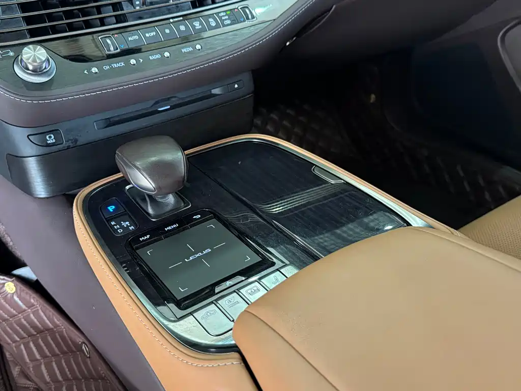 Lexus LS 2020 — фото 13