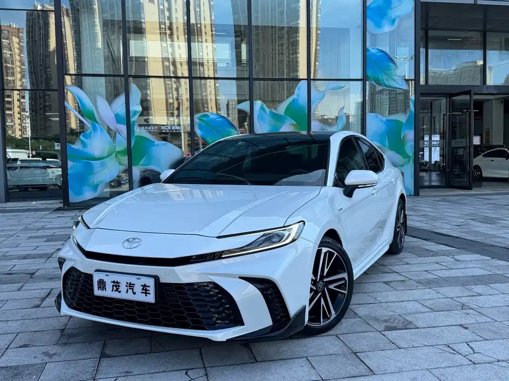 Toyota Camry 2024 — фото 1