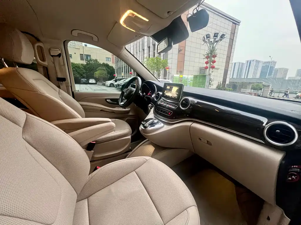 Mercedes-Benz V-Class 2018 — фото 18