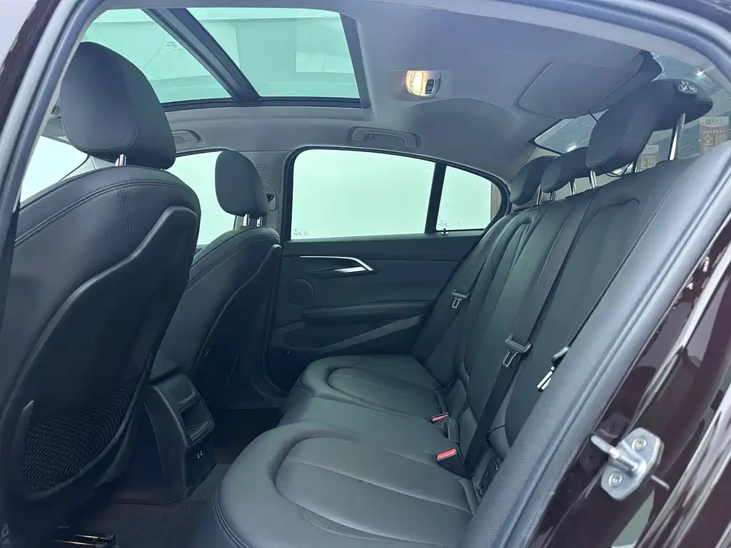 BMW 1 Series 2019 — фото 18