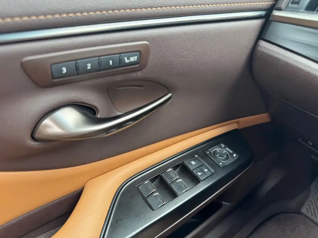 Lexus ES 2021 — фото 15
