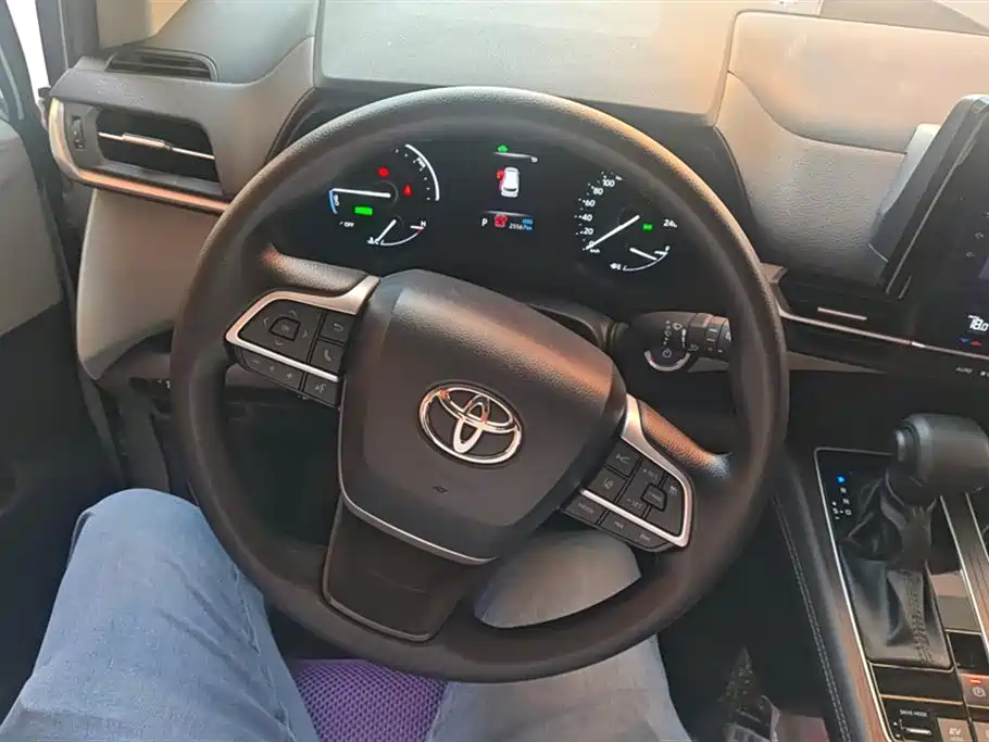 Toyota Sienna 2023 — фото 15