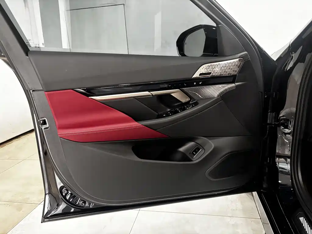 BMW 5 Series 2025 — фото 10