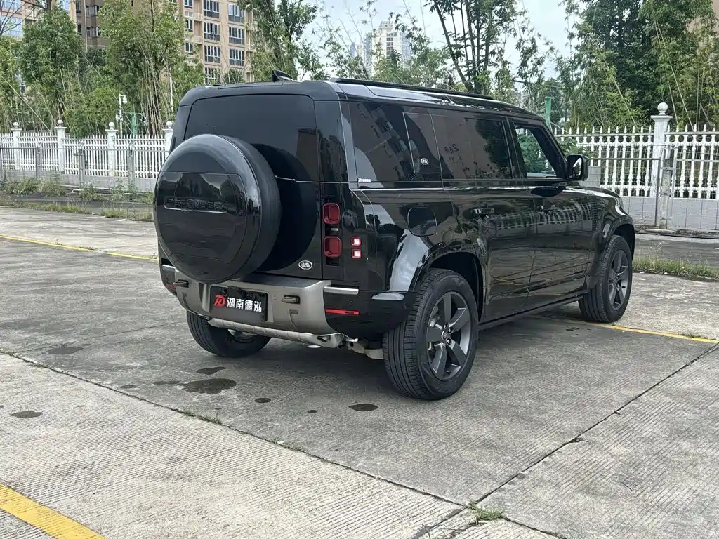 Land Rover Defender 2023