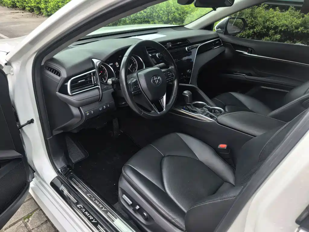 Toyota Camry 2020 — фото 10