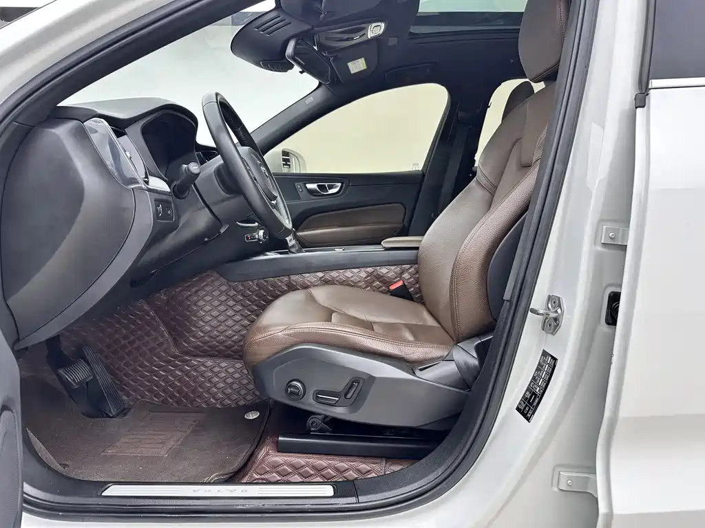 Volvo XC60 2021 — фото 16
